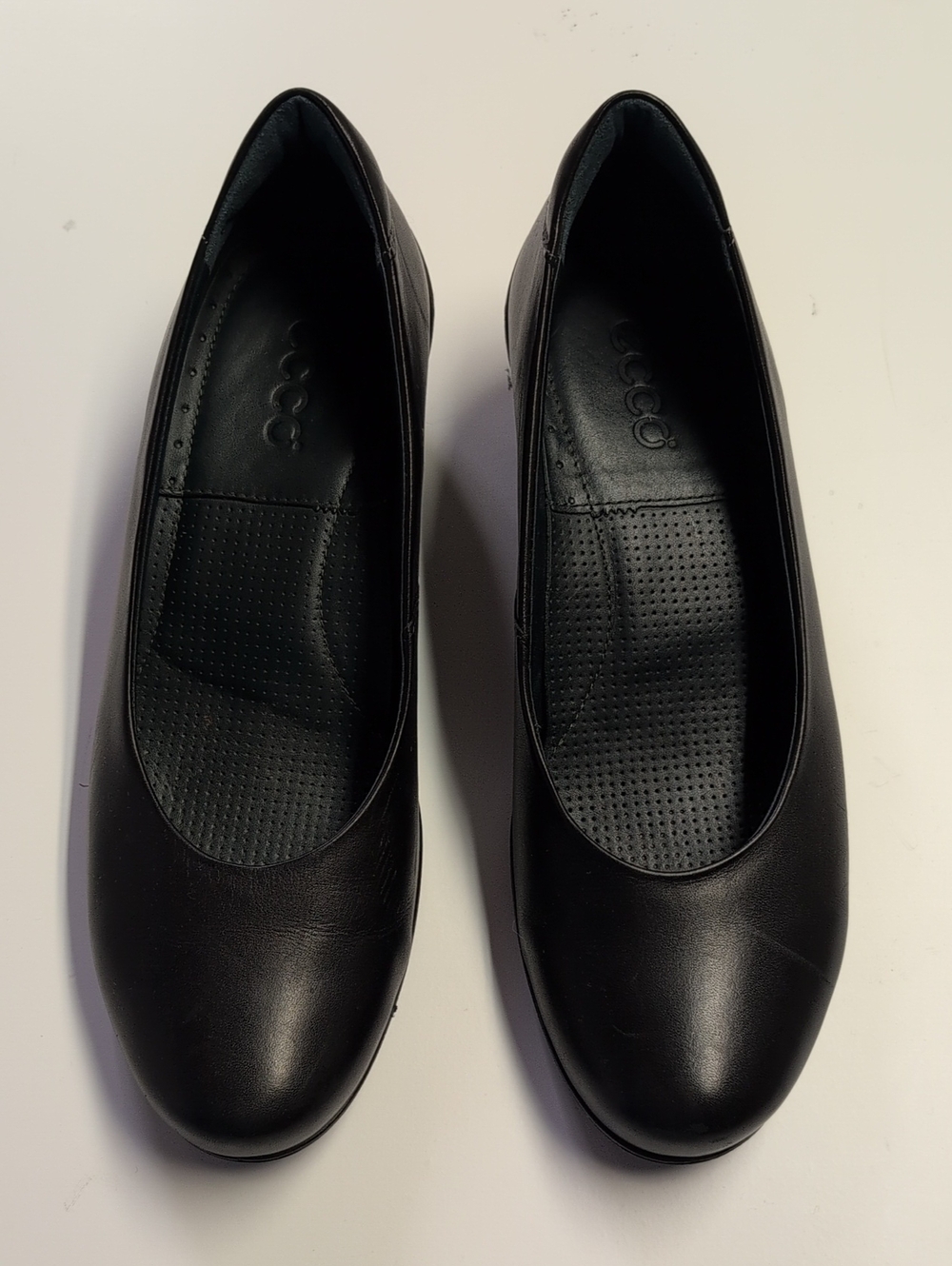 Ecco Black Leather Rounded Toe Slip-On Heels